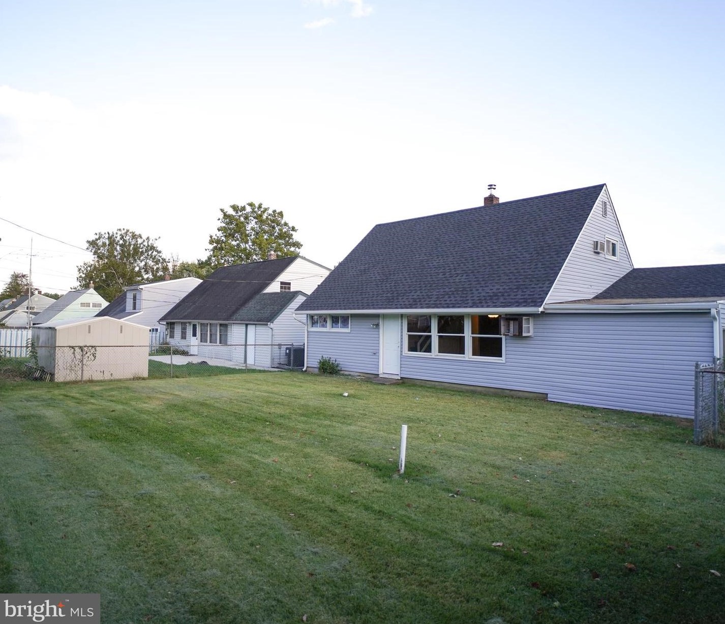 27 Inbrook Rd, Levittown PA  19057-2303 exterior