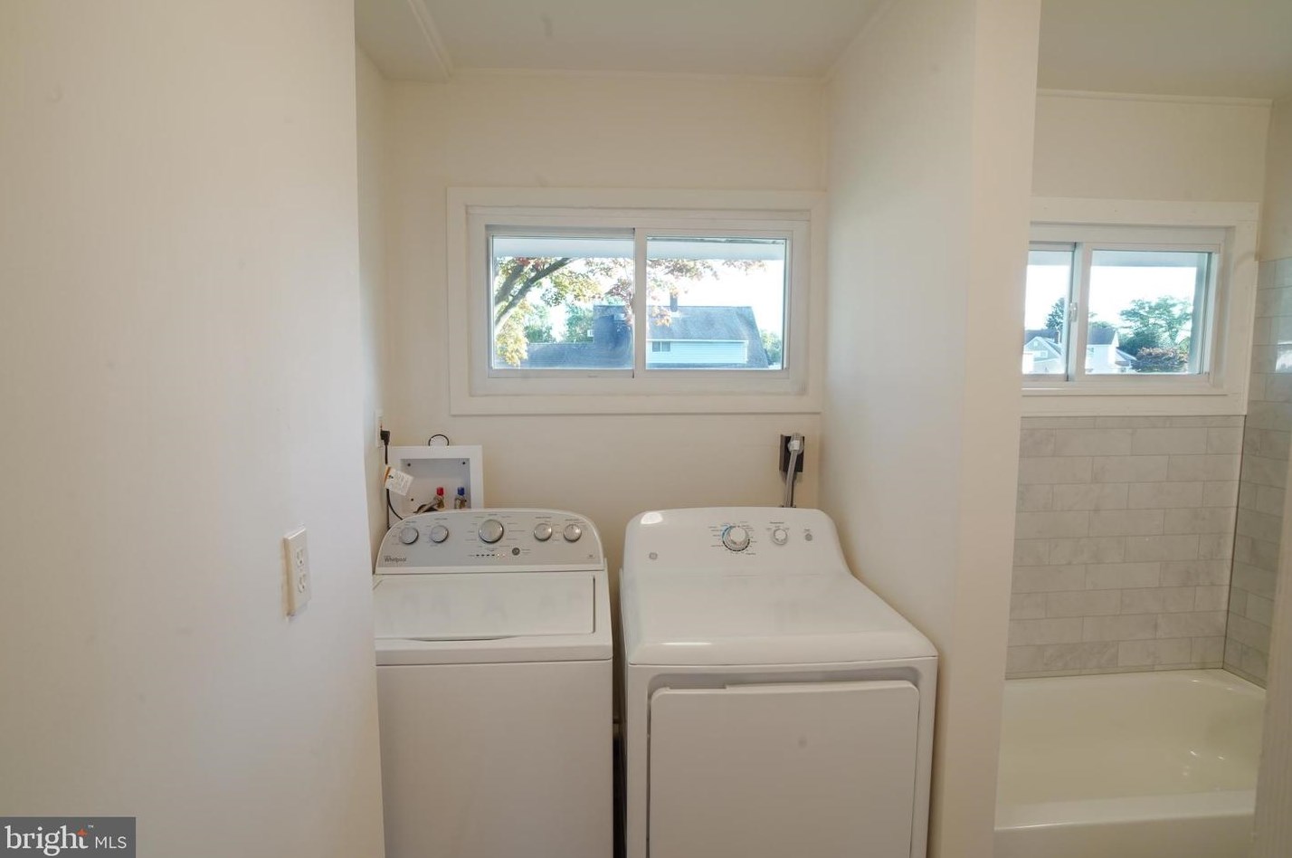 27 Inbrook Rd, Levittown PA  19057-2303 exterior