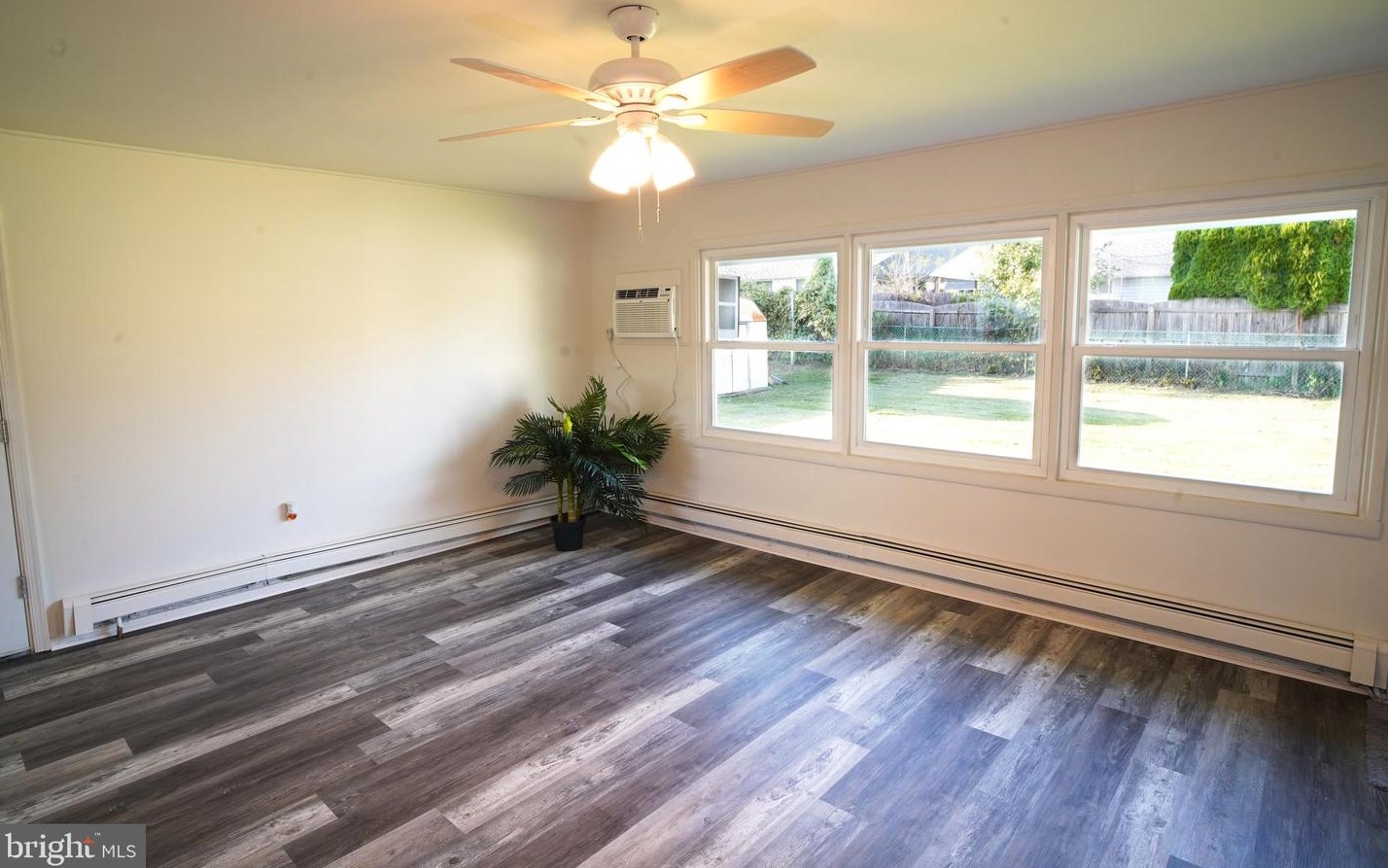 27 Inbrook Rd, Levittown PA  19057-2303 exterior