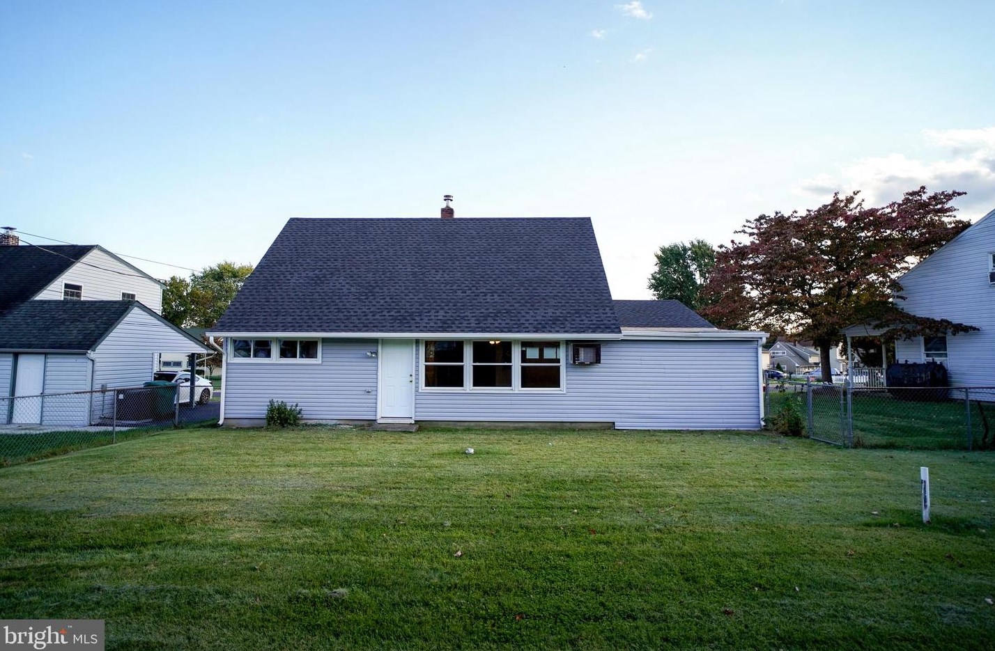 27 Inbrook Rd, Levittown PA  19057-2303 exterior