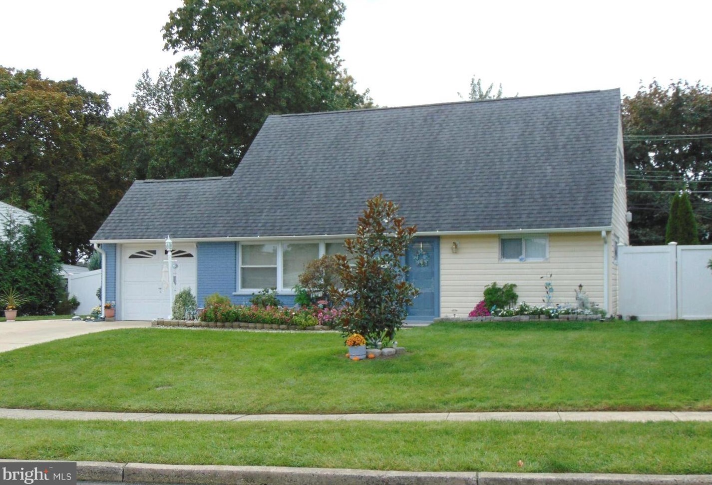 21 Cleft Rock Rd, Levittown, PA 19057-1403