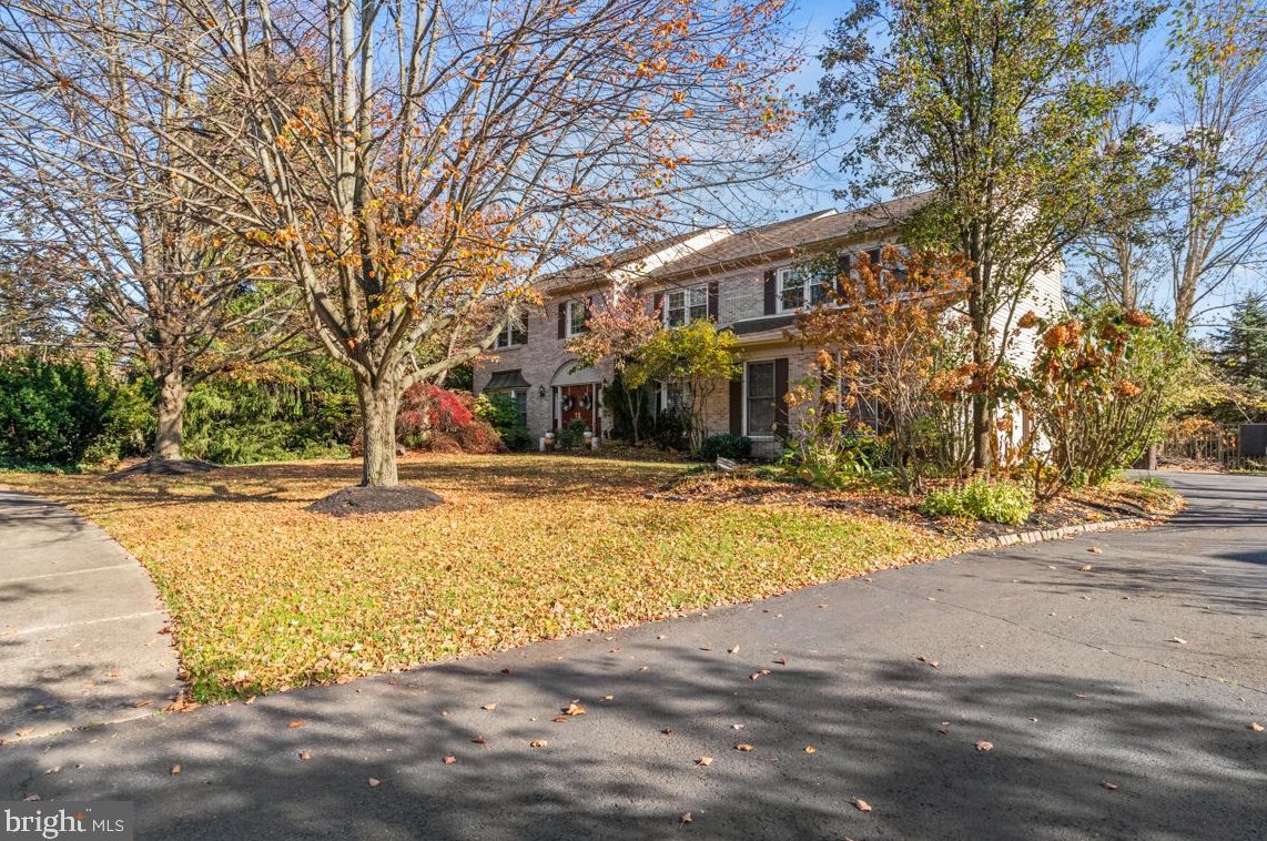 1 Versailles Cir, Gardenville, PA 18901