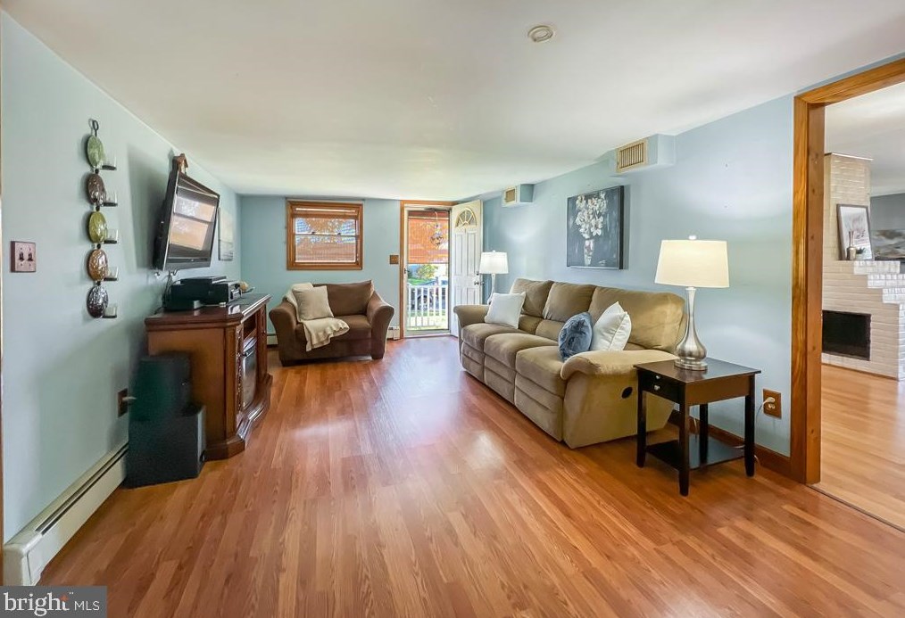 41 Chestnut Ln, Levittown, PA 19055-1627
