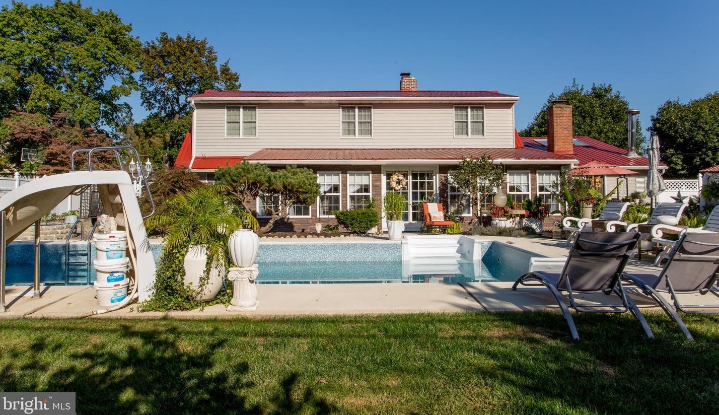 24 Rose Apple Rd, Levittown PA  19056-2318 exterior