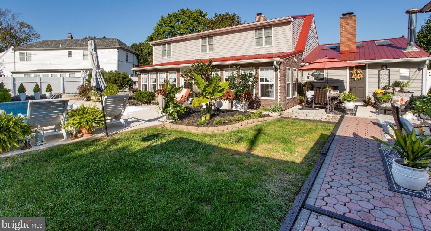 24 Rose Apple Rd, Levittown PA  19056-2318 exterior