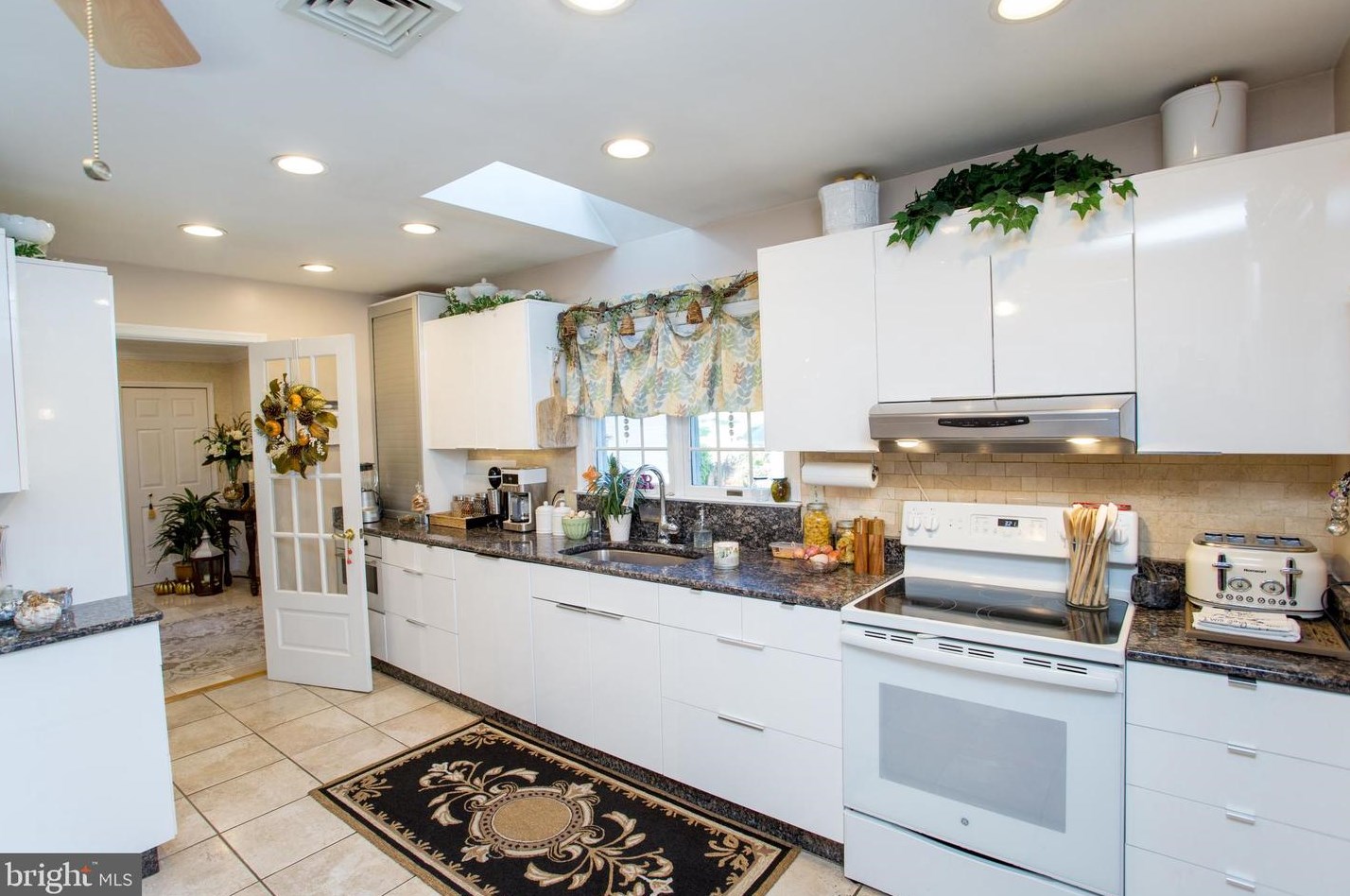 24 Rose Apple Rd, Levittown PA  19056-2318 exterior