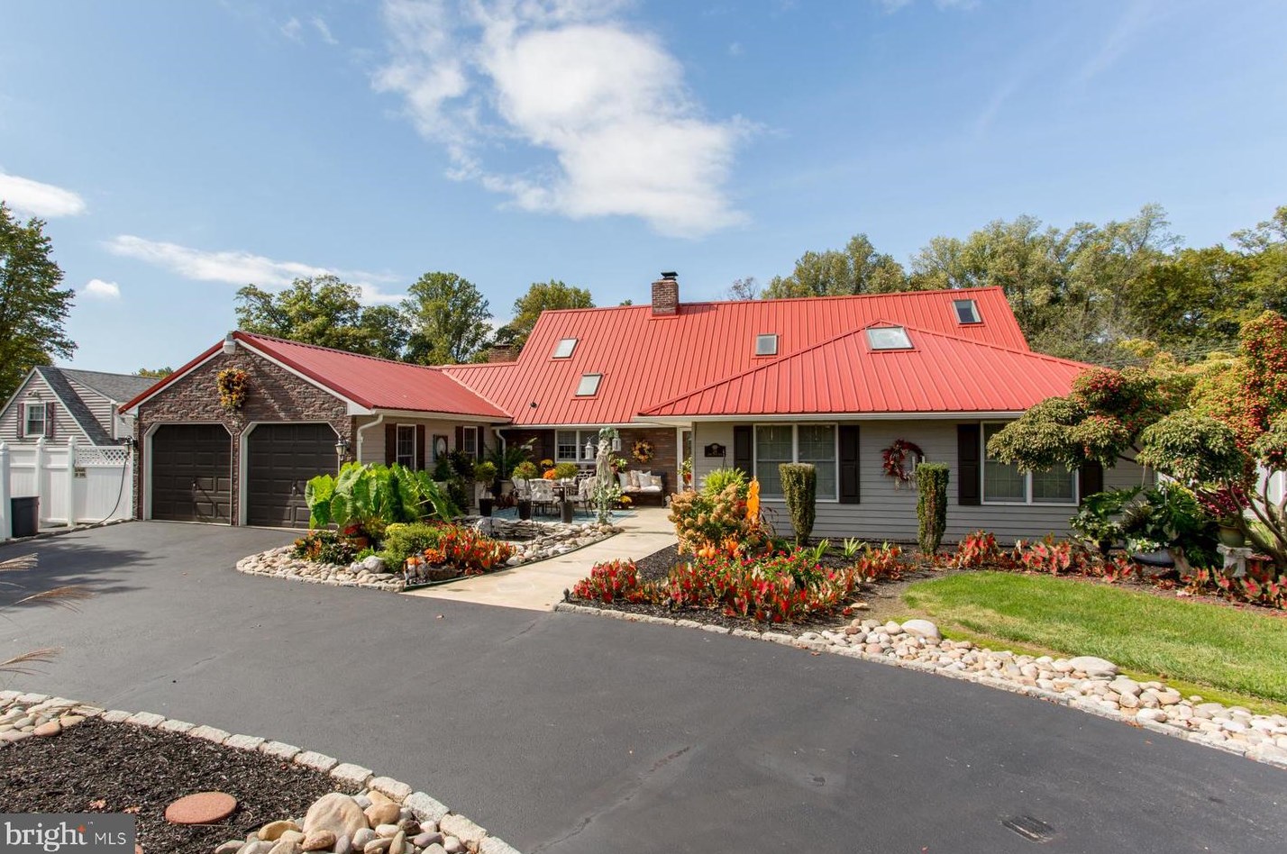 24 Rose Apple Rd, Levittown, PA 19056-2318