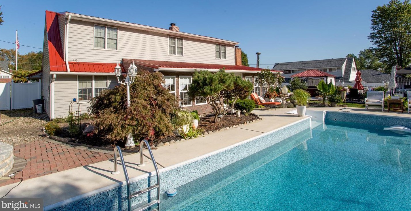 24 Rose Apple Rd, Levittown PA  19056-2318 exterior