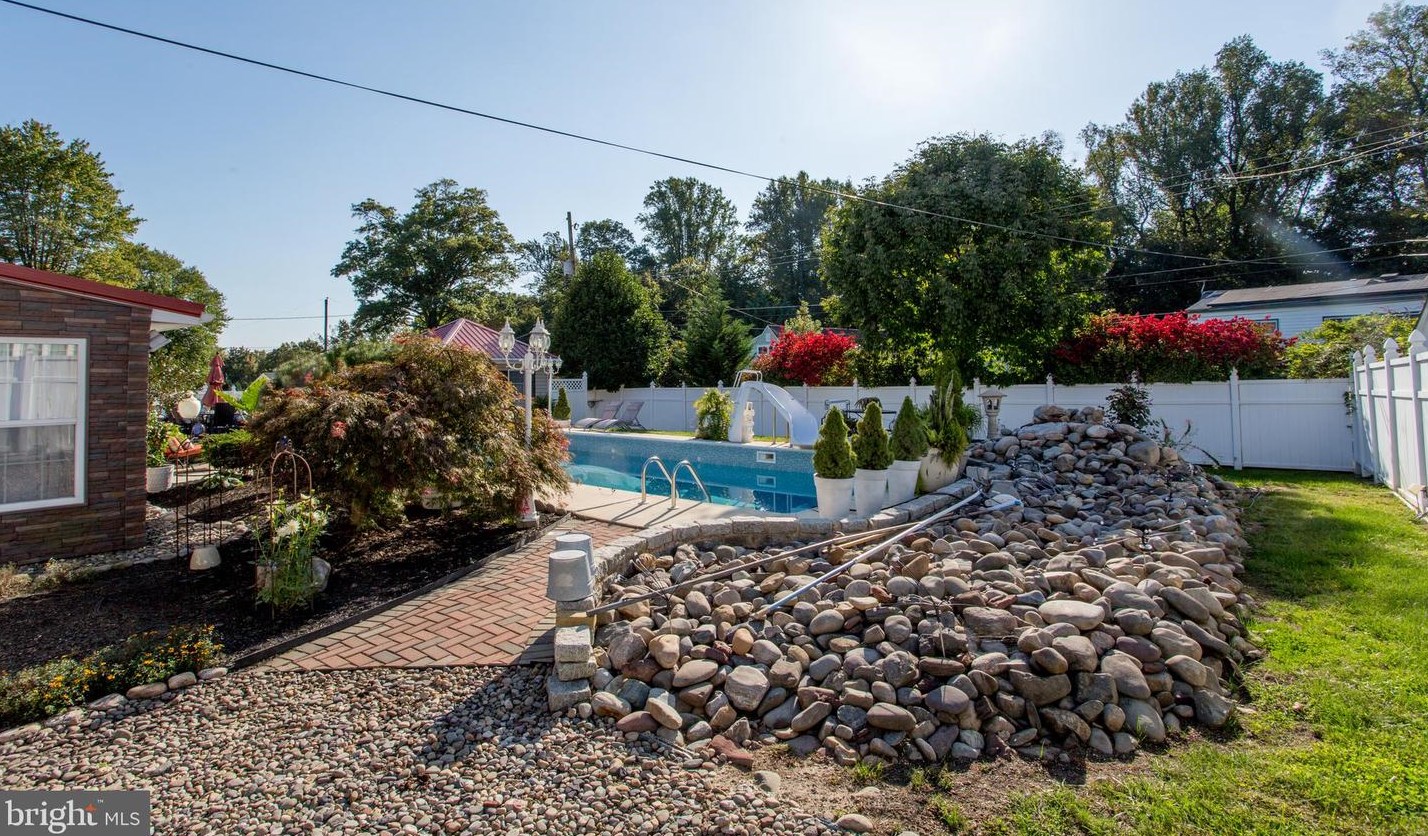 24 Rose Apple Rd, Levittown PA  19056-2318 exterior