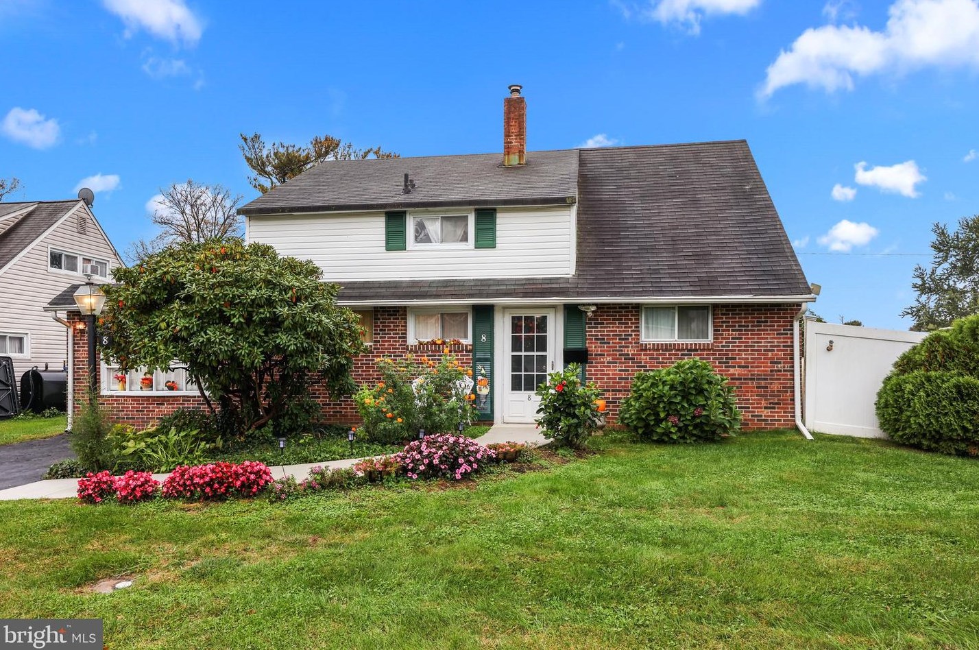 8 Goodrock Rd, Levittown, PA 19057-3418