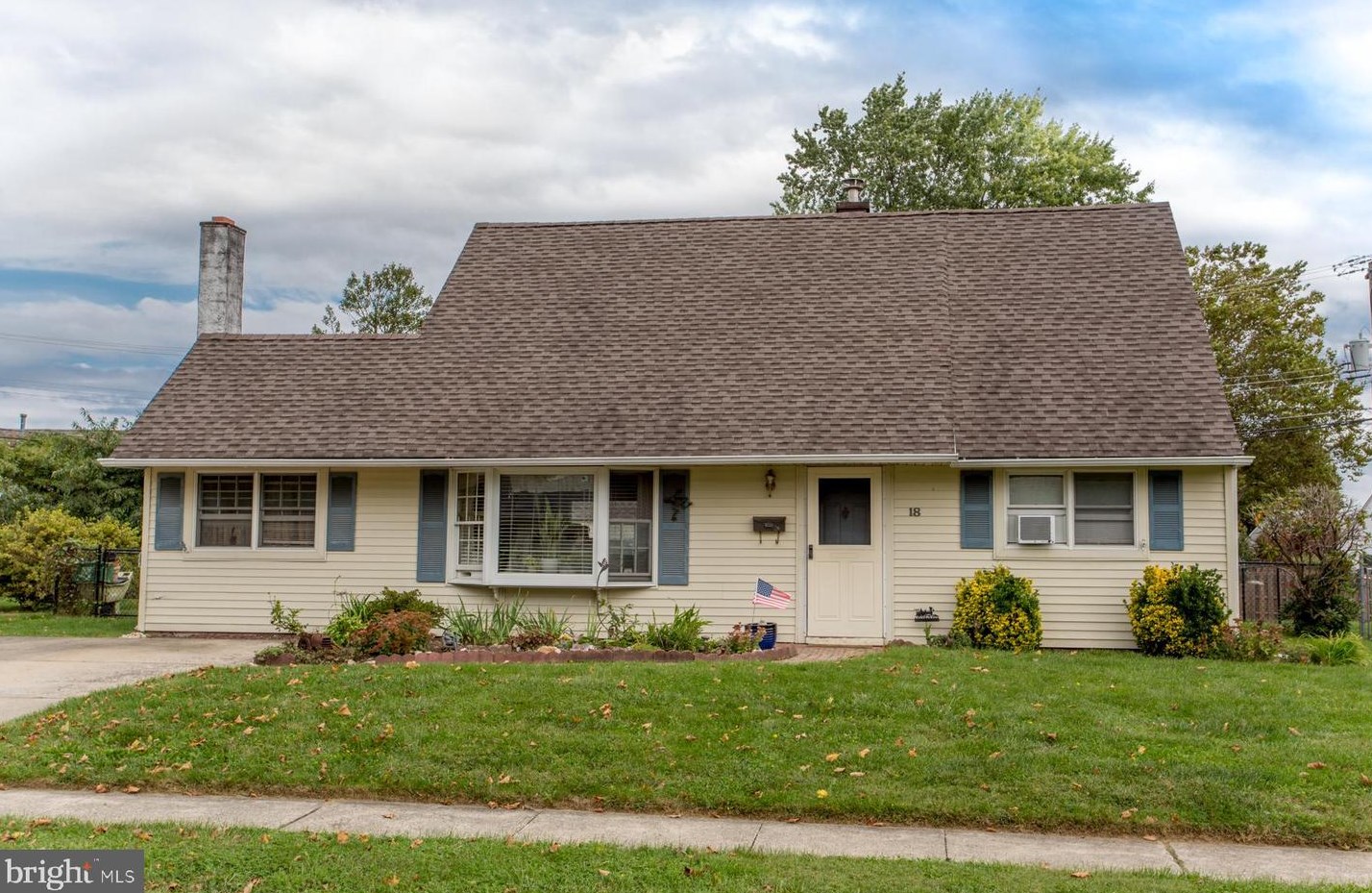 18 Quakeroak Rd, Levittown, PA 19057-2002