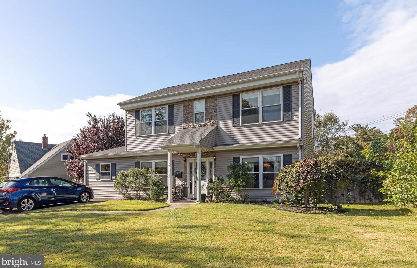 33 Hickory Ln, Levittown, PA 19055-1309