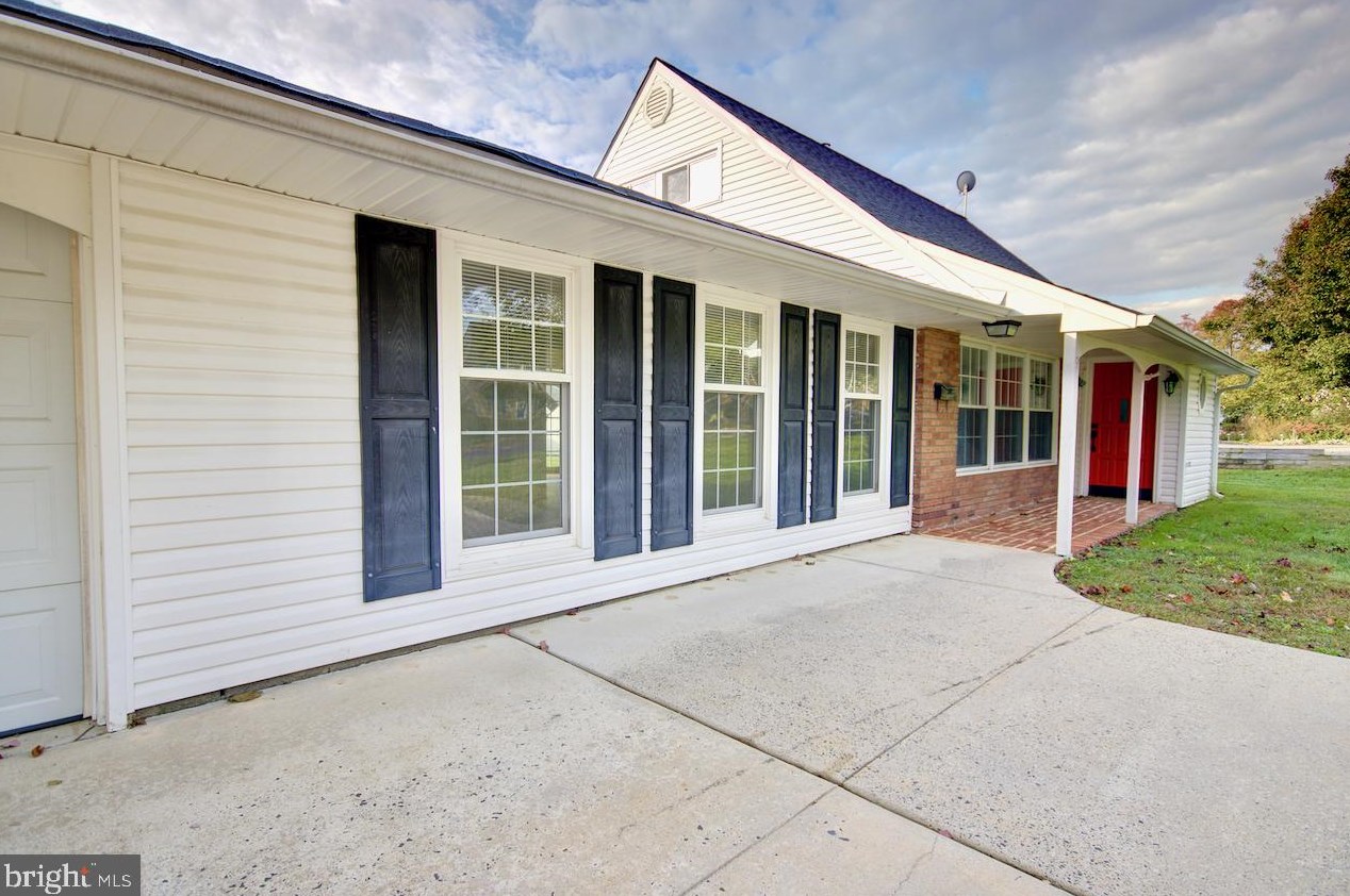 9 Tulip Tree Rd, Levittown, PA 19056-1537