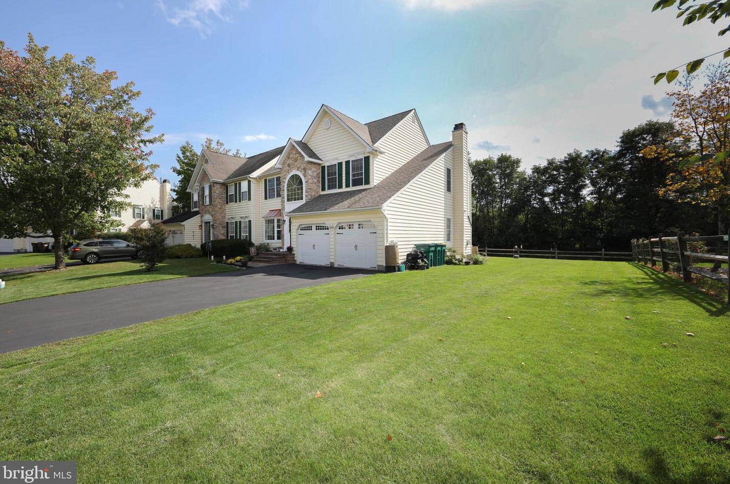 27 Sterling Crest Ct, Gardenville, PA