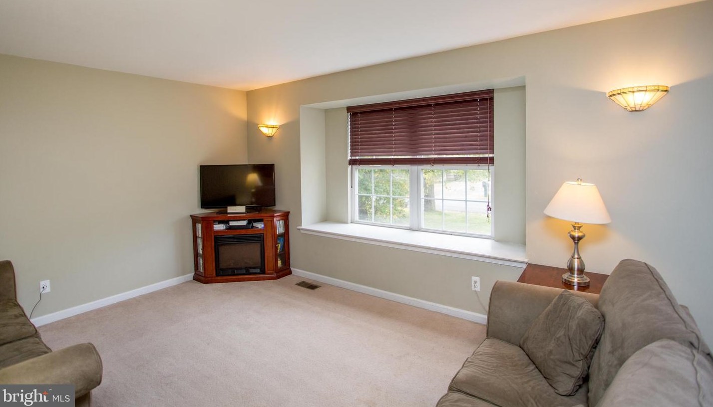 13 Greenwood Ave, Line Lexington, PA 18932