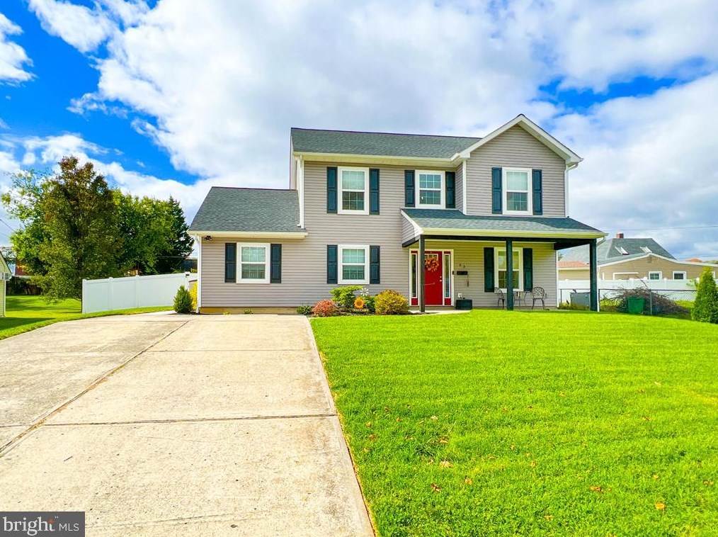 63 Red Maple Ln, Levittown, PA 19055