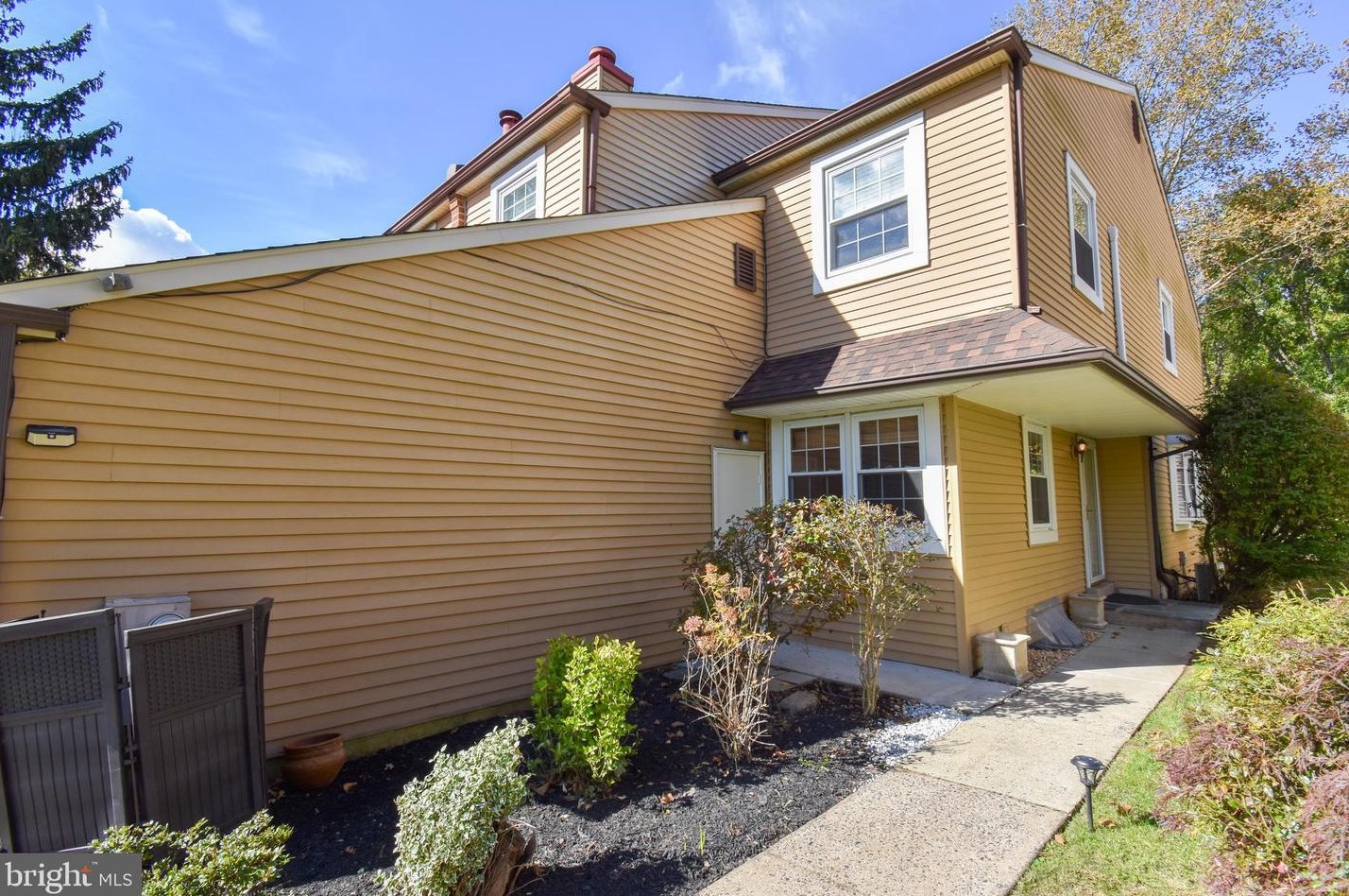 5 Sandy Ridge Dr, Gardenville, PA