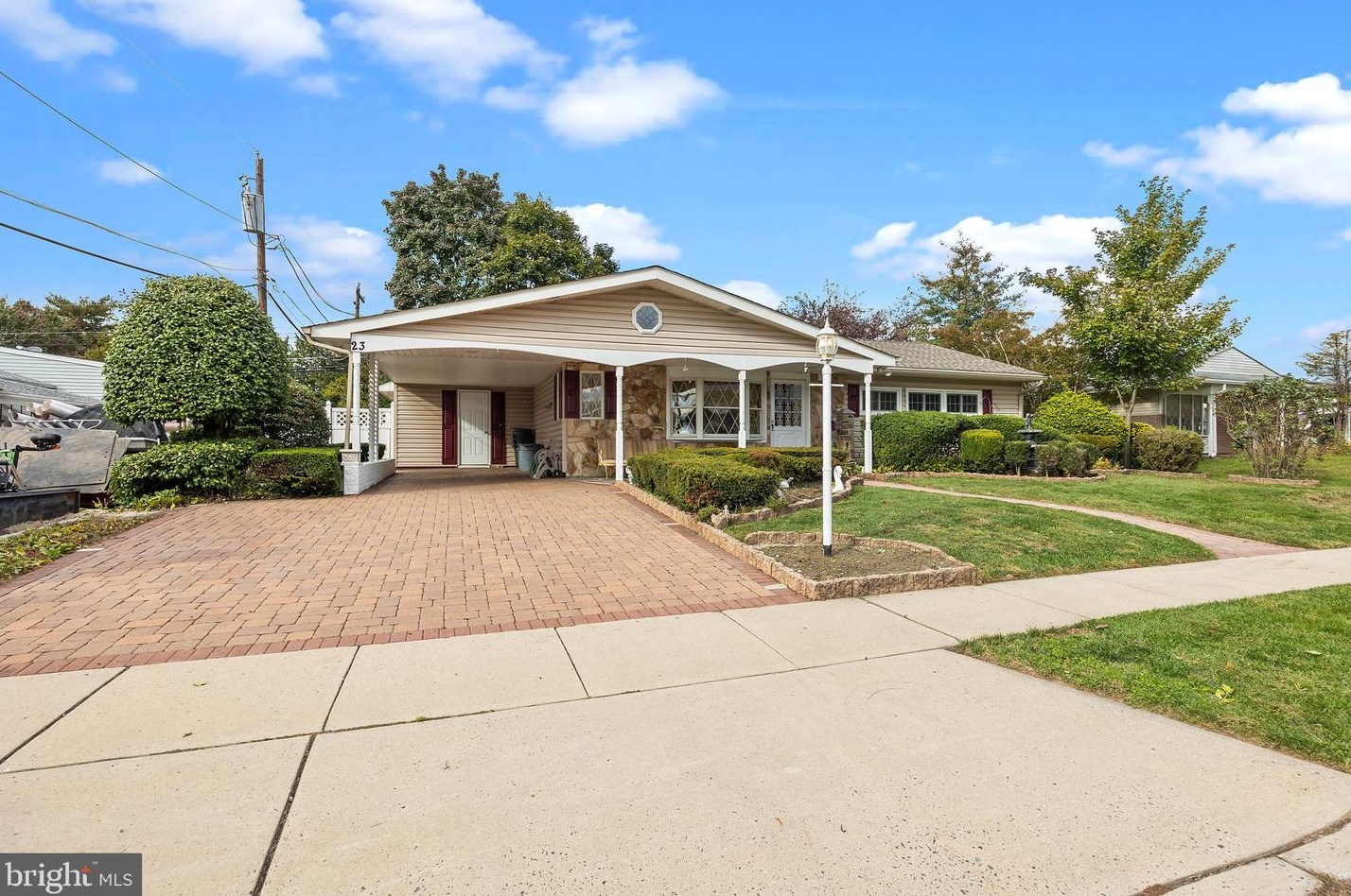 23 Leisure Ln, Levittown, PA 19054-3911