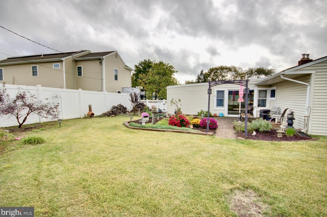 11 Primrose Ln, Levittown PA  19054-3616 exterior