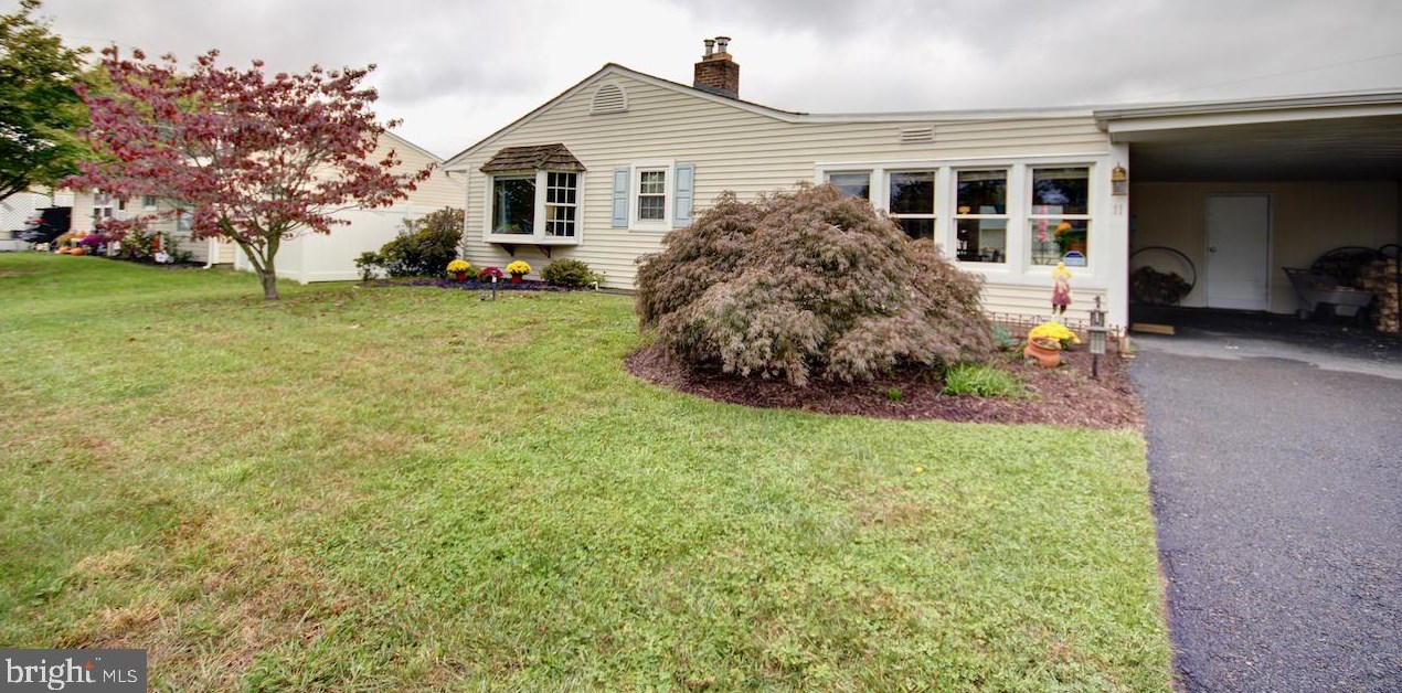 11 Primrose Ln, Levittown, PA 19054-3615