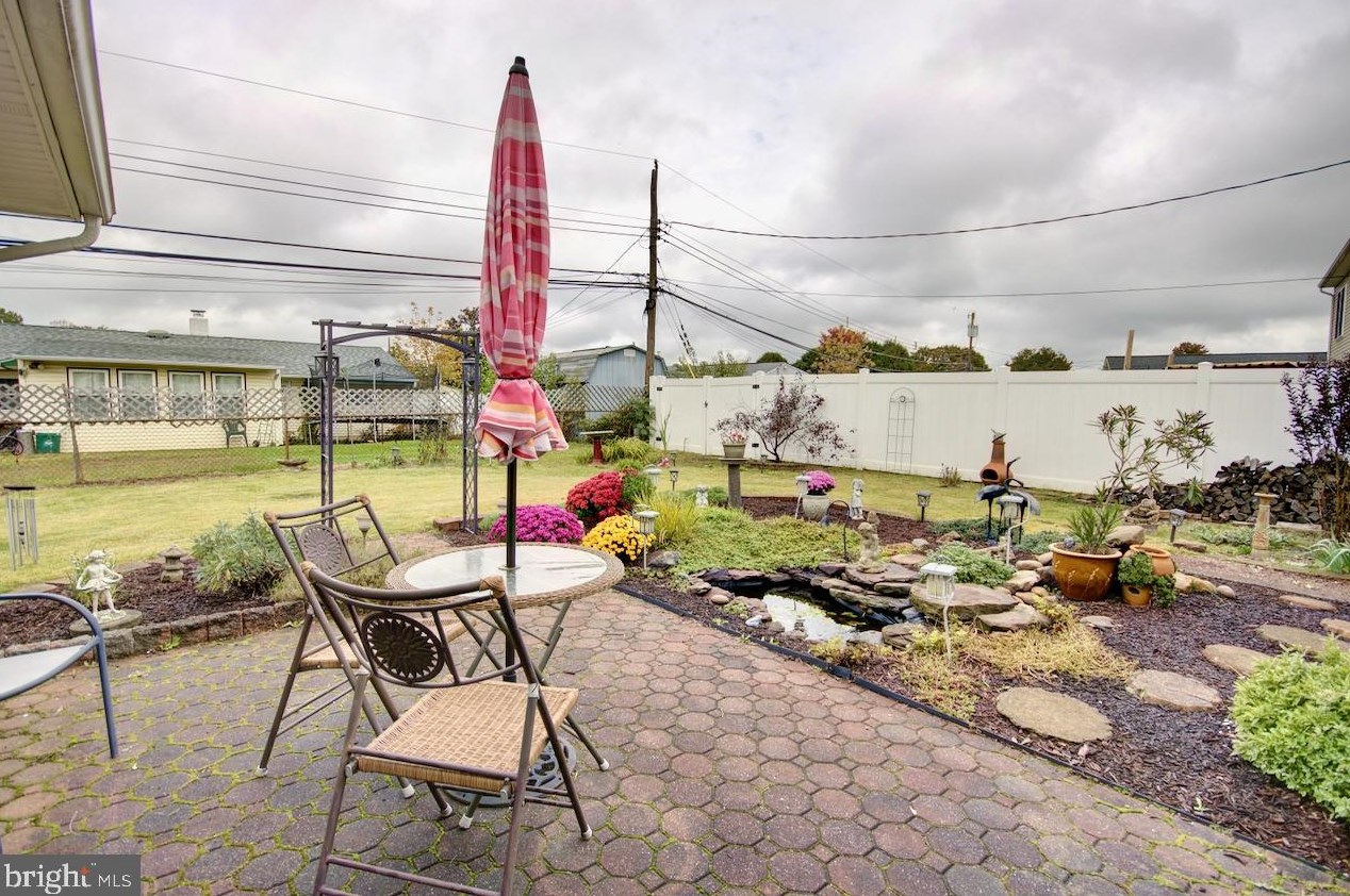 11 Primrose Ln, Levittown PA  19054-3616 exterior