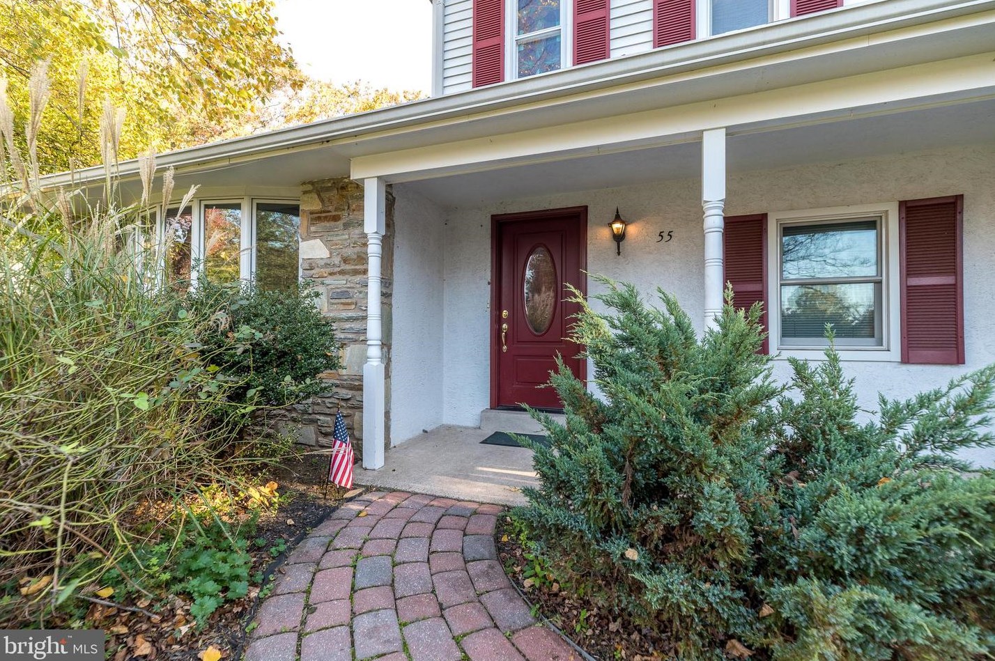 55 Birchwood Dr, Gardenville, PA
