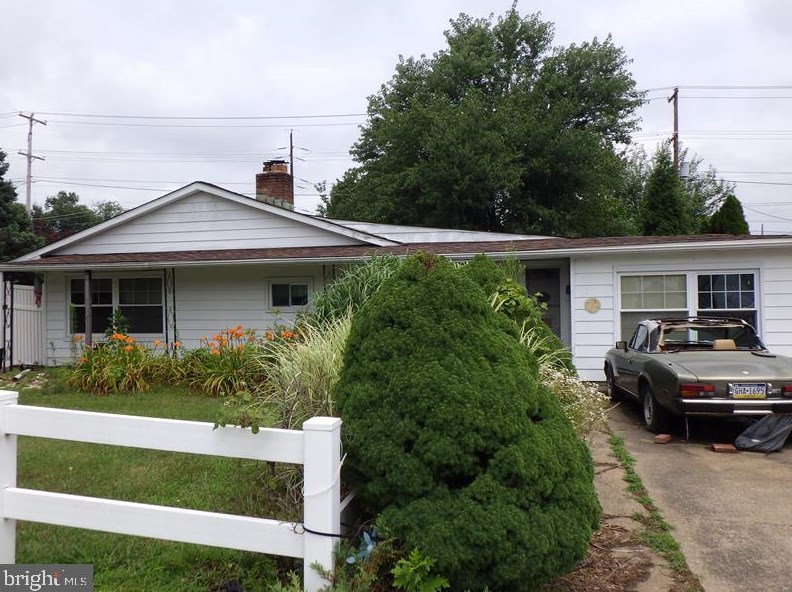 16 Gable Hill Rd, Levittown, PA 19057-3402