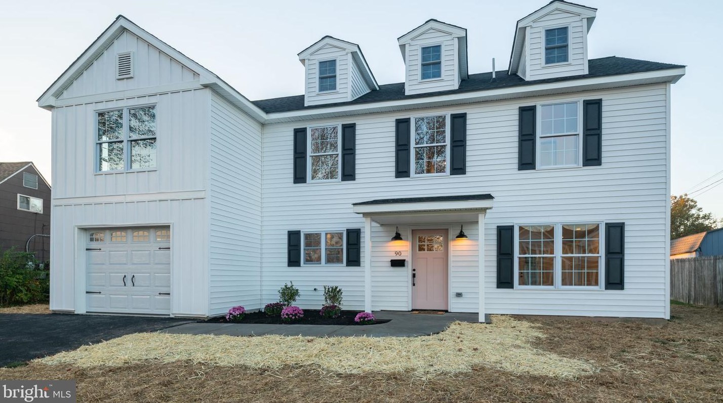 90 New School Ln, Levittown, PA 19054-3426