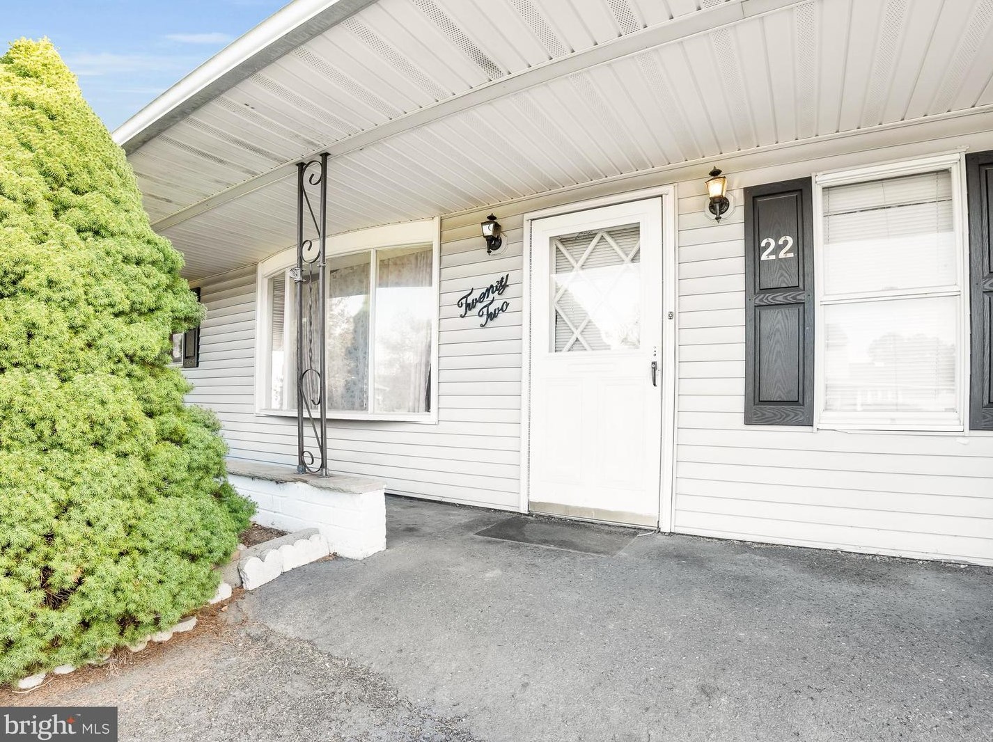 22 Shepherd Ln, Levittown, PA 19055-2011