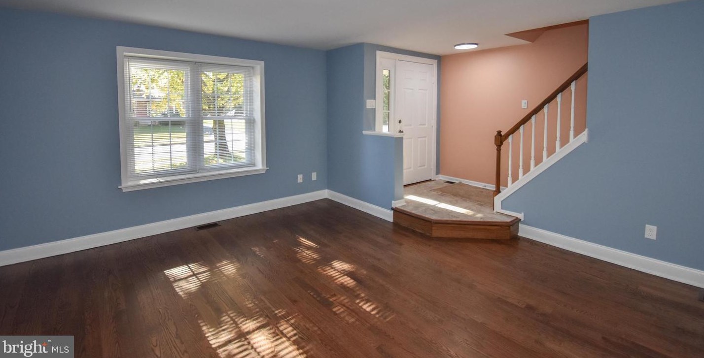 4 Pearl Dr, Gardenville, PA