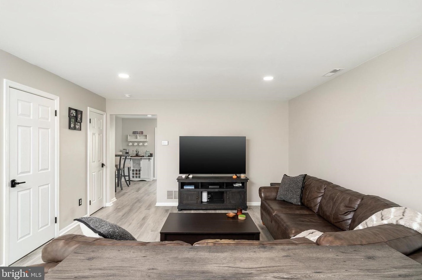 72 Greenridge Cir, Upper Makefield PA  18940-2355 exterior