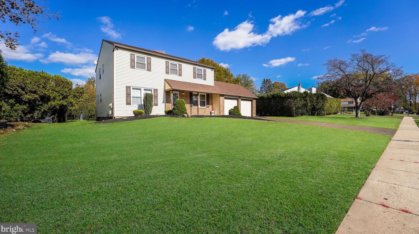 694 Woodlyn Dr, Langhorne, PA 19053-1960