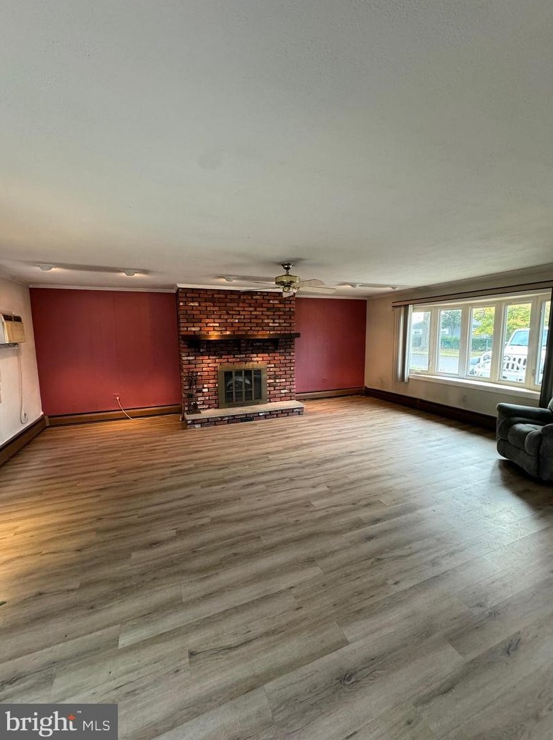 164 Farmbrook Dr, Levittown, PA 19055