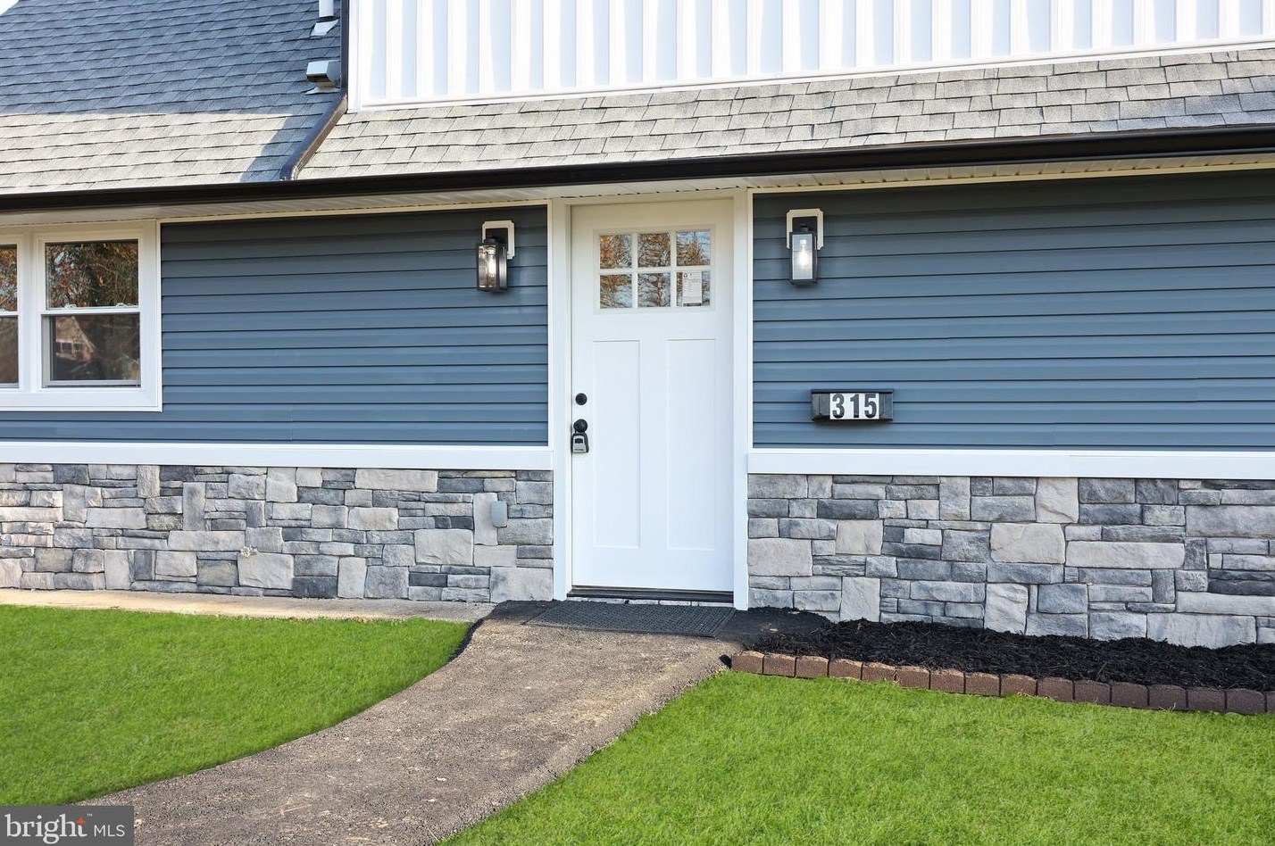 315 Appletree Dr, Levittown PA  19055-1242 exterior