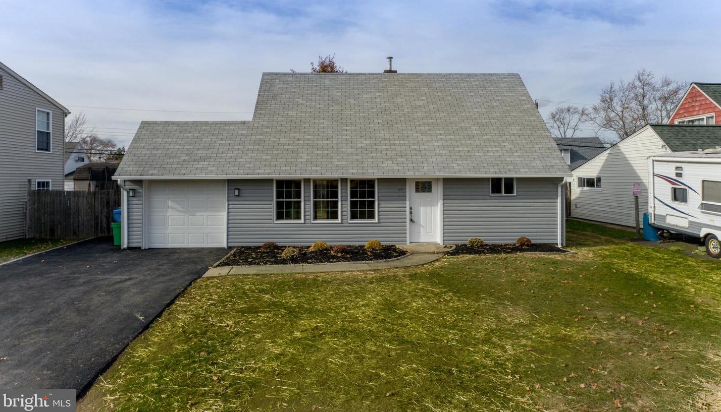 49 Island Rd, Levittown PA  19057-2319 exterior