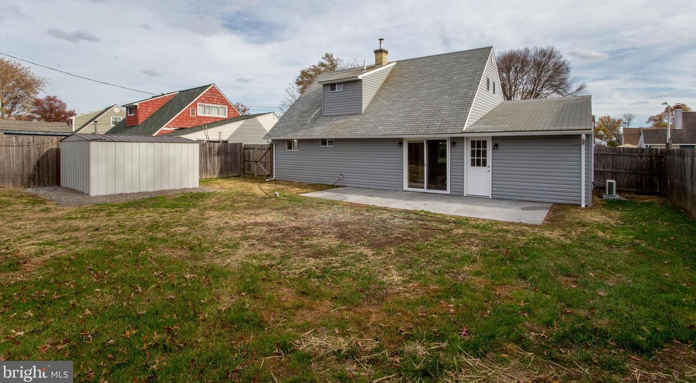 49 Island Rd, Levittown PA  19057-2319 exterior