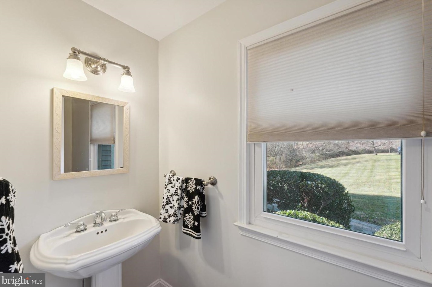 5 Emerald Ct, Upper Makefield PA  18940-2819 exterior