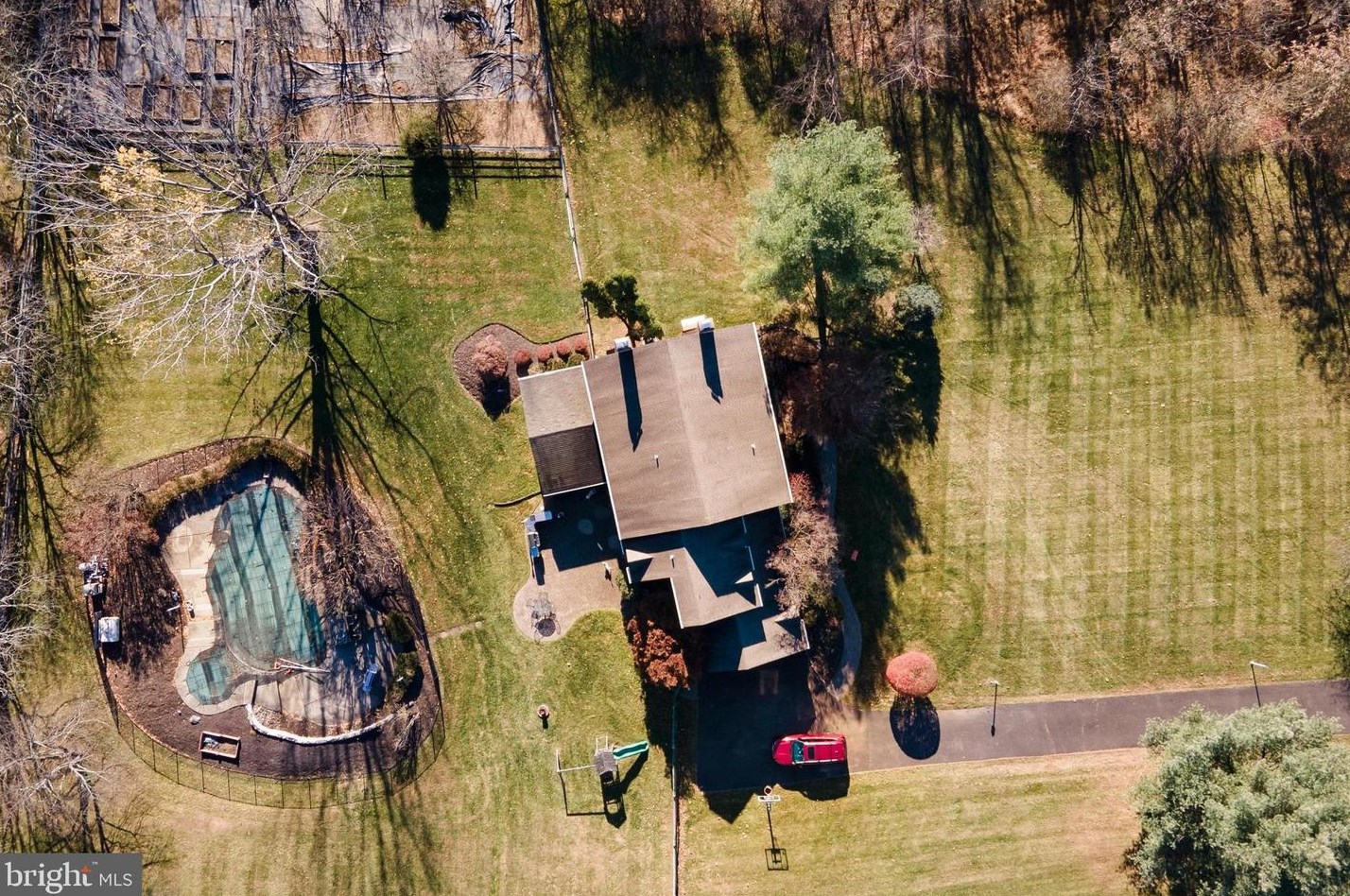 5 Emerald Ct, Upper Makefield PA  18940-2819 exterior