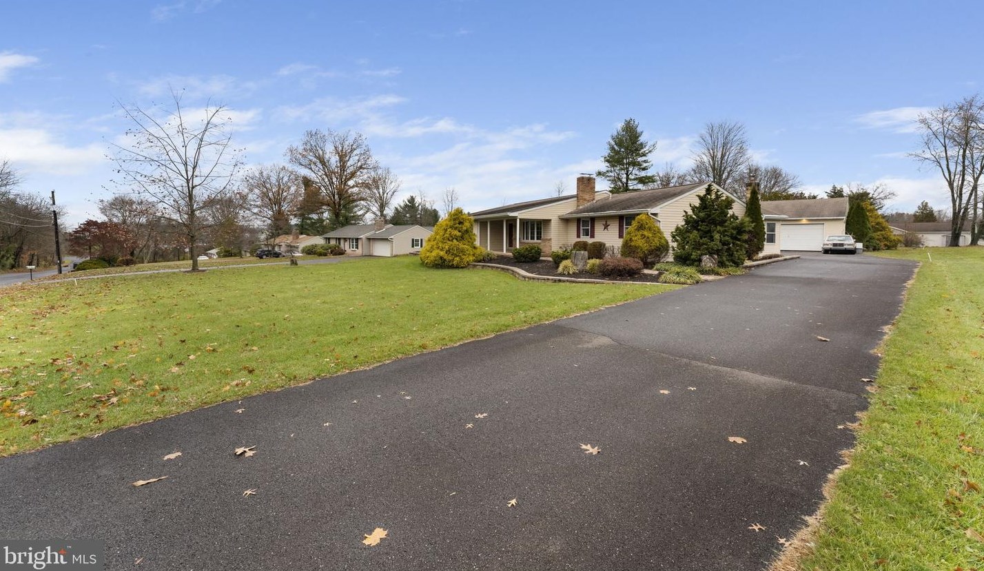 27 Pheasant Hill Rd, Sellersville, PA 18960