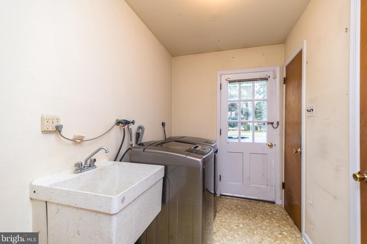 61 Townview Dr, Gardenville PA  18901-3123 exterior