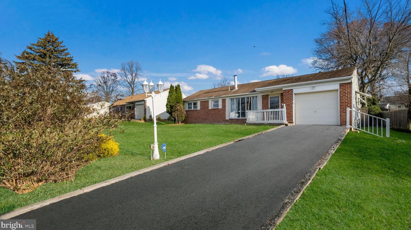 389 Deb Ln, Warminster, PA 18974-5271