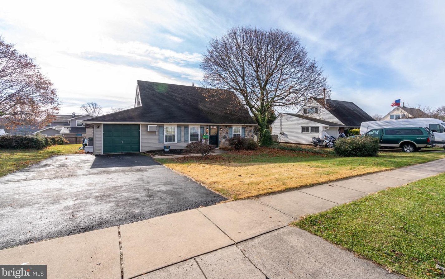 40 Tinsel Rd, Levittown PA  19056-1563 exterior