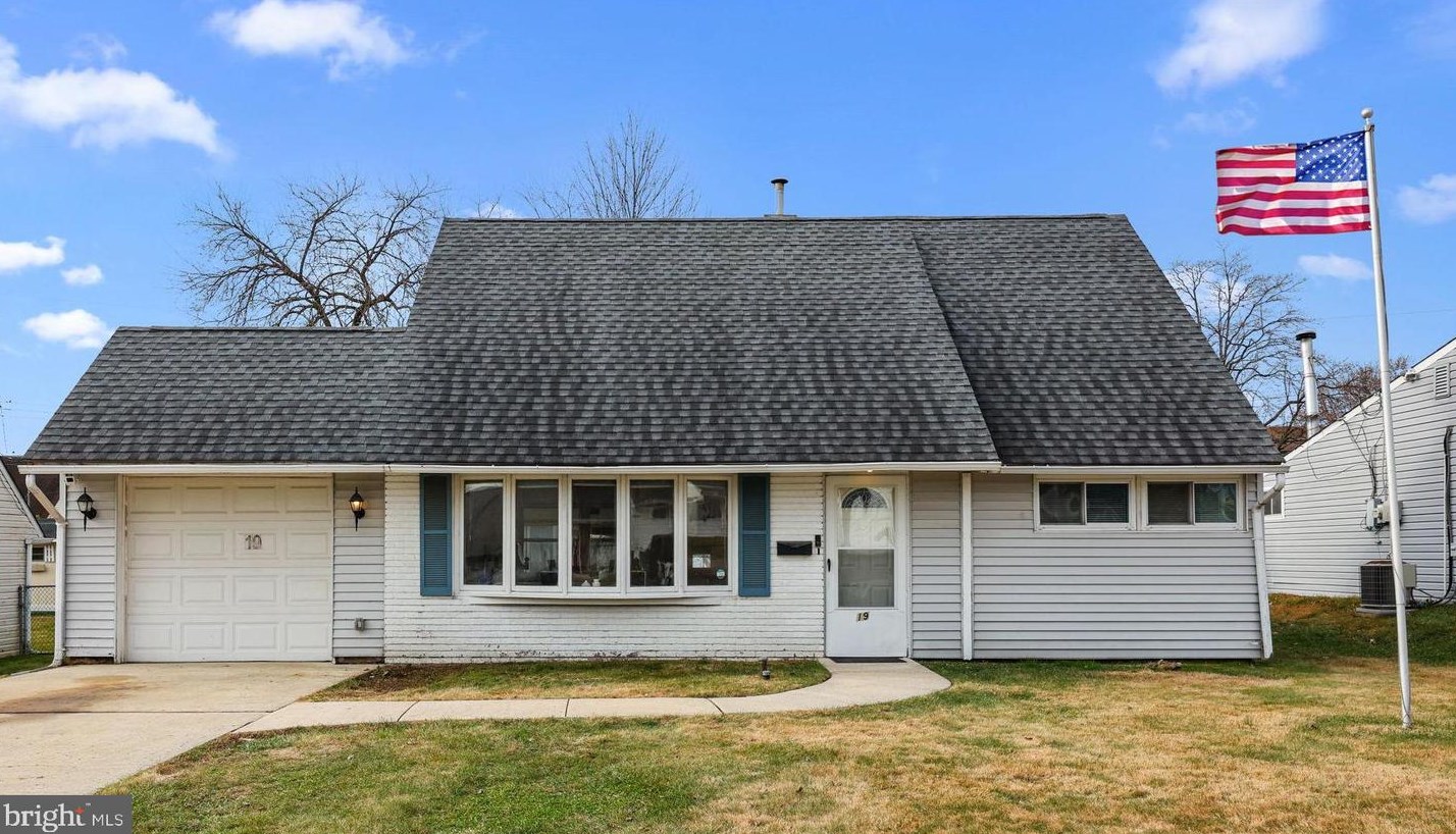 19 Macintosh Rd, Levittown, PA 19056