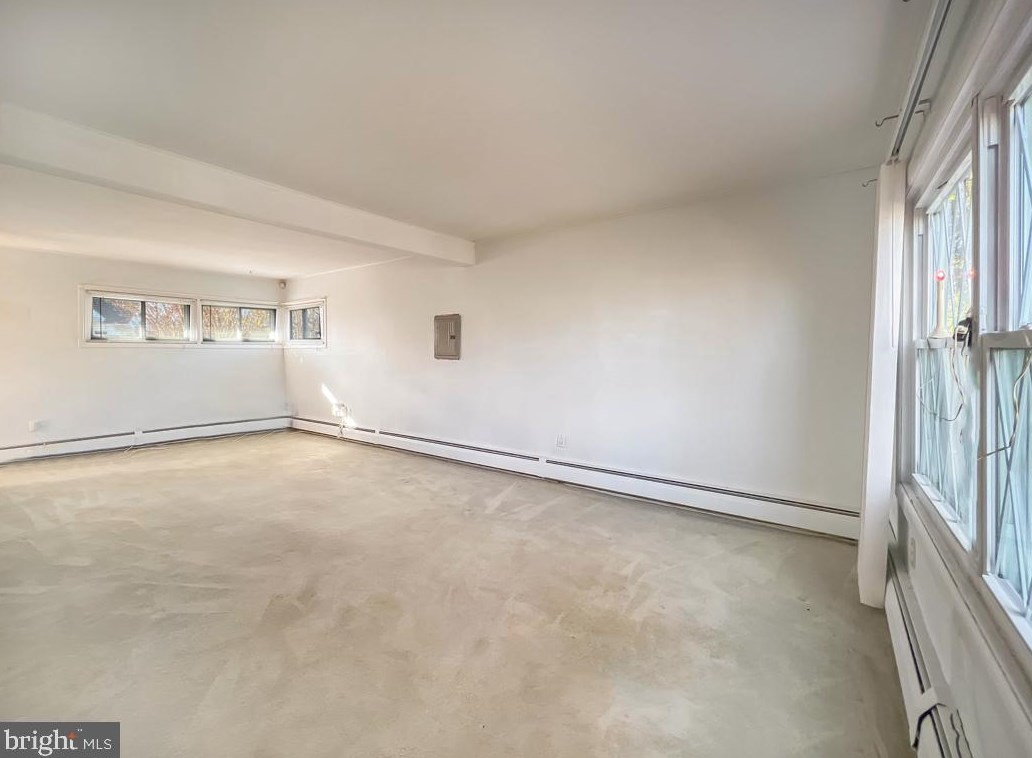 389 Holly Dr, Levittown, PA 19055-1327