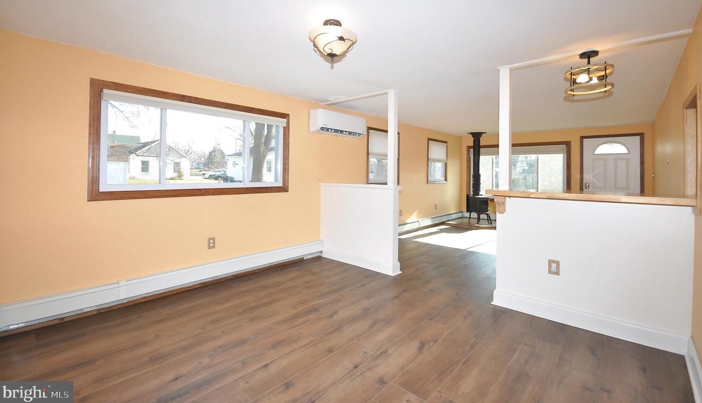 21 Williamson Ave, Levittown PA  19054-1114 exterior