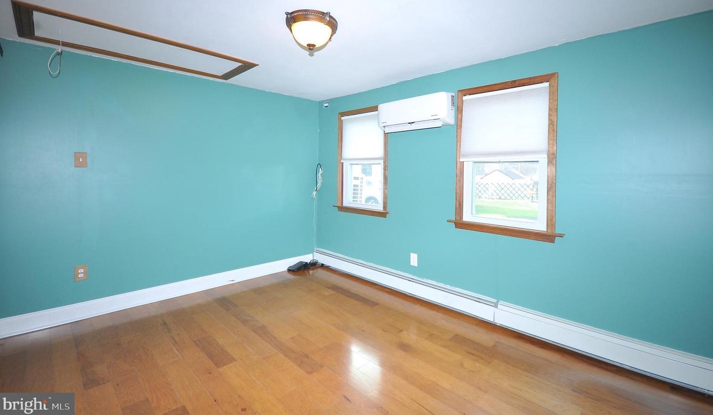 21 Williamson Ave, Levittown PA  19054-1114 exterior