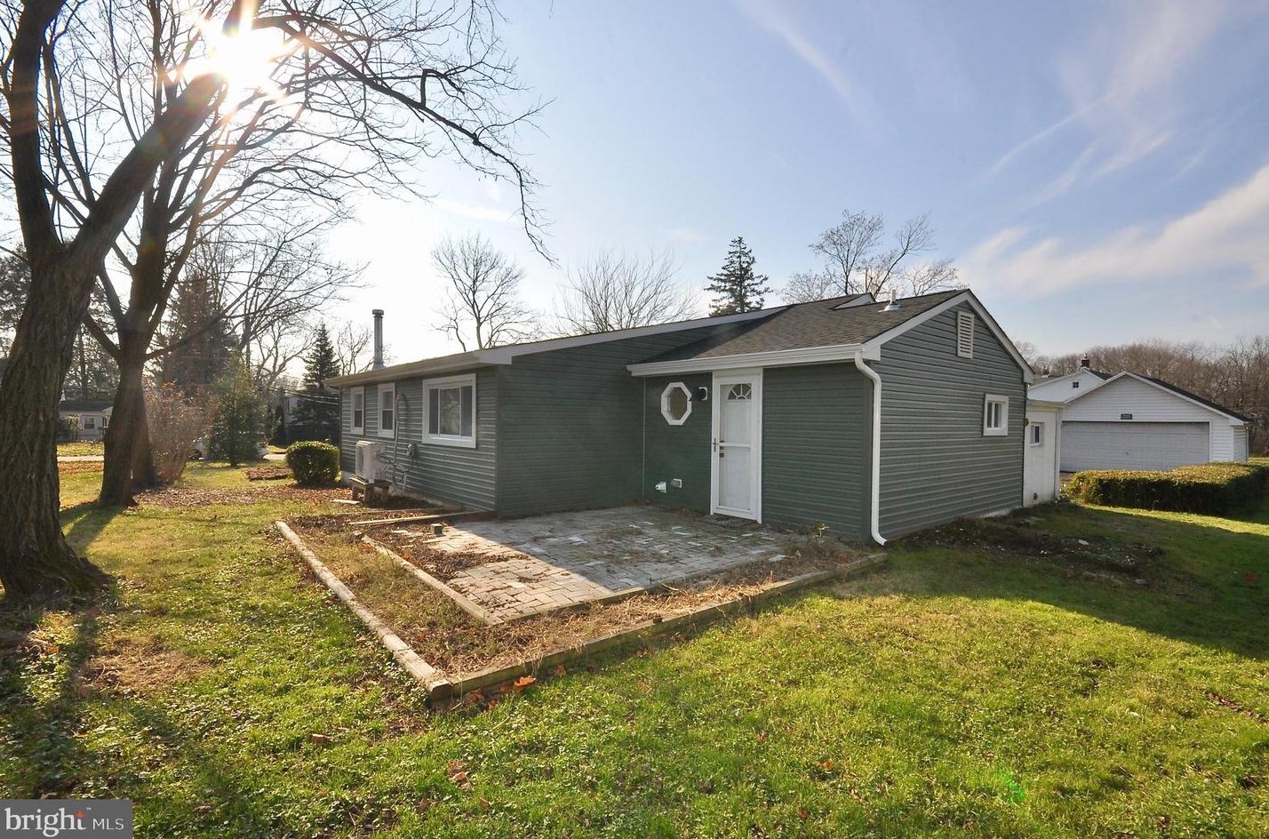 21 Williamson Ave, Levittown PA  19054-1114 exterior