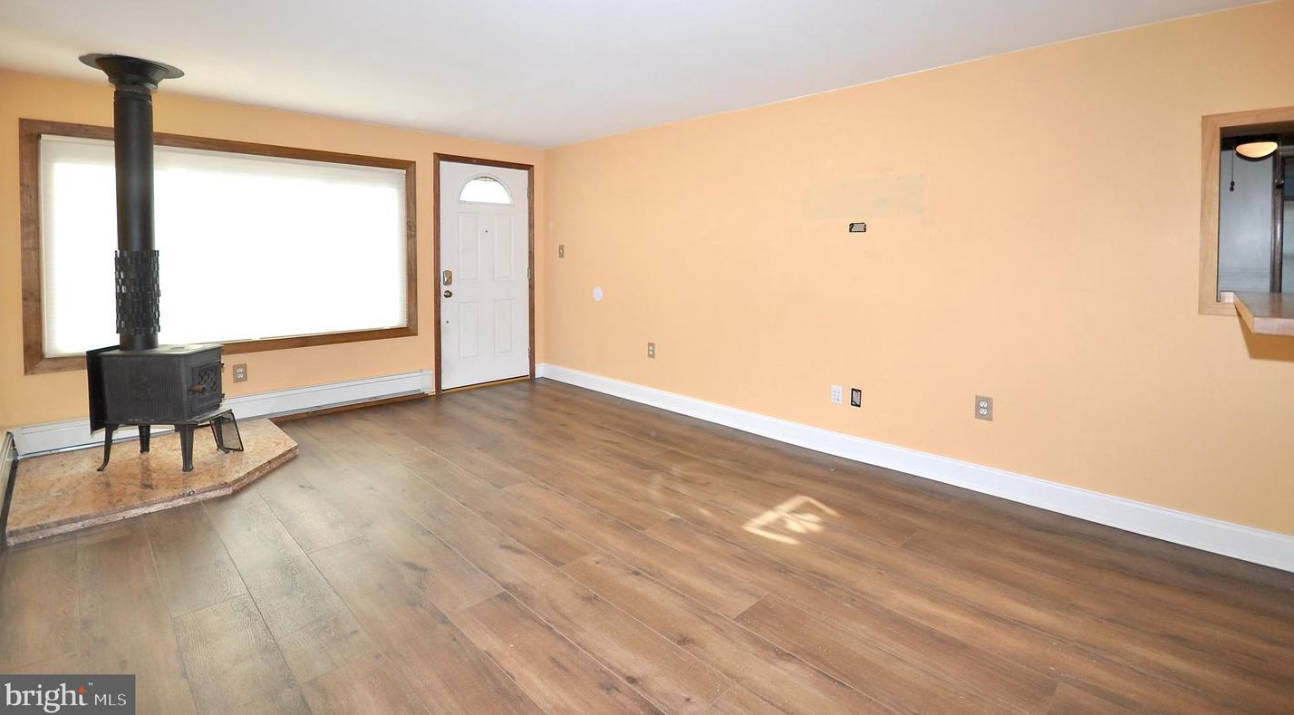 21 Williamson Ave, Levittown PA  19054-1114 exterior