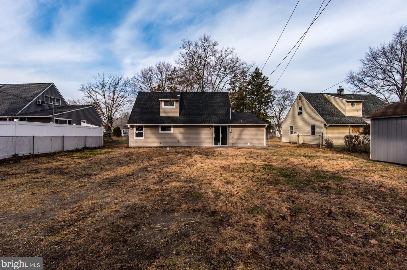 132 Kenwood Dr, Levittown PA  19055-2437 exterior