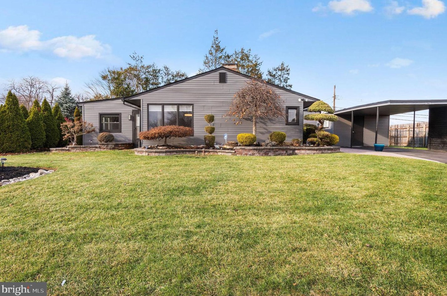1 Shelter Ln, Levittown, PA 19055-2008